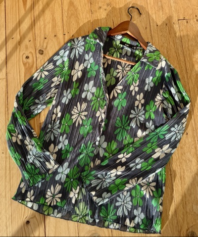 Sportsgirl Plissé/Pleated Floral Blouse – Green & Navy – Size S - Retro vibe