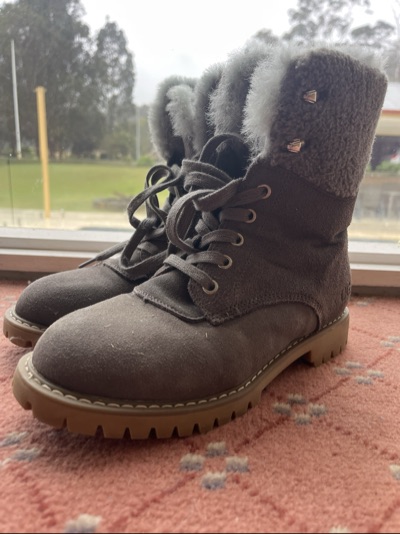 Brown fur-trimmed lace-up boots size AU 5