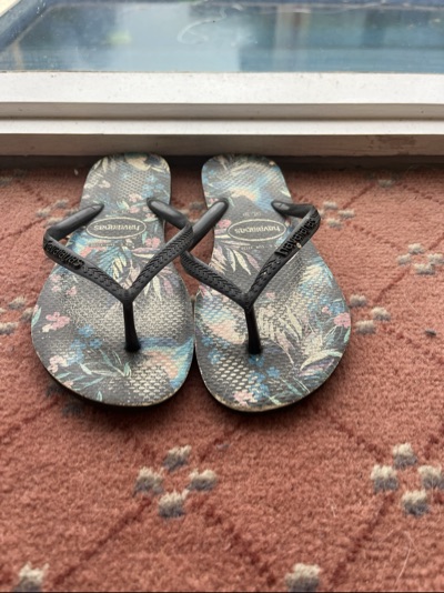 Havaianas floral black thong sandals size USA 6