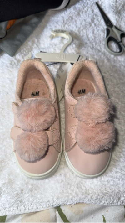 H&M Pink Pom Pom girls new shoes sz Aus5.5