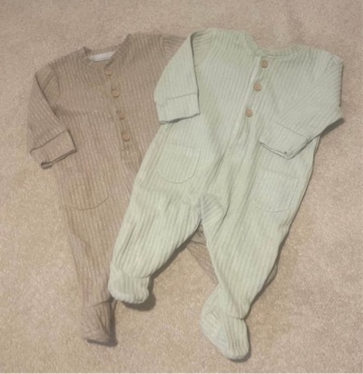 Set of 2 onesies/bodysuits