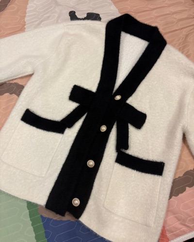 Elegant cream cardigan with pearls button
