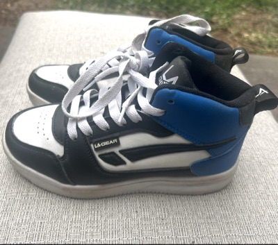 Kids LA Gear white, black, and blue sneakers Kids size 1