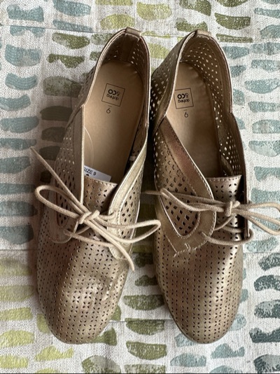 Beige Nude Perforated Lace Up Oxford Shoes Size 9 - Like New