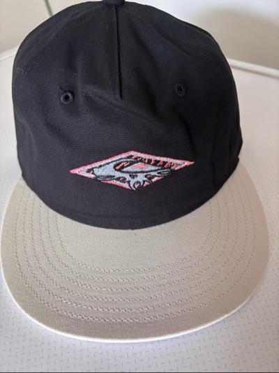 Quiksilver black and beige snapback cap size OSFM