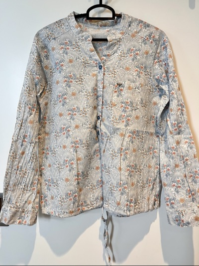 ❣️Blue floral button up blouse