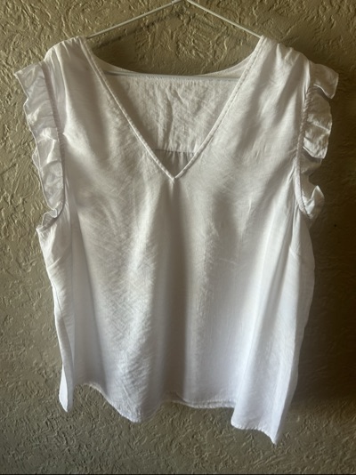 White V-neck blouse with ruffled sleeves size XL